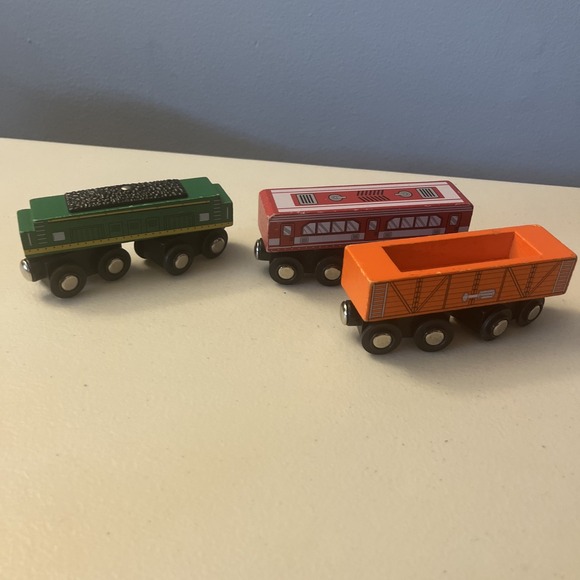 Wooden Magnetic Train Car Lot Of 5 Unbranded See Pictures - Picture 3 of 9